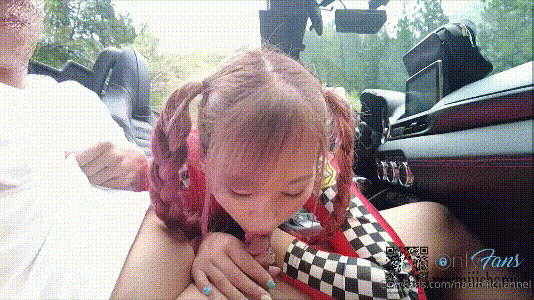 極品櫻花妹蜜桃臀女神naomiiichannel_豪華跑車樹林裡從車內幹到車外，刺激！！
