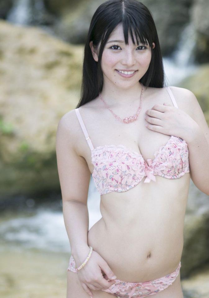 Sensually poses in Secret Retreat[20P]