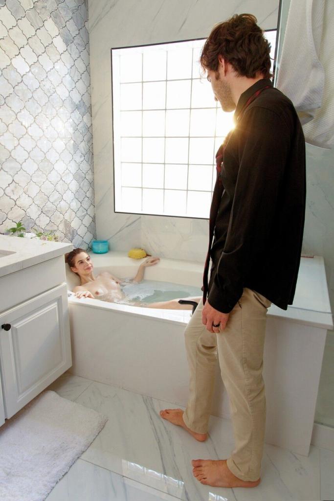 迷人的少女莫莉帶著她的男性朋友進入浴缸，然後他們發生了性關係[31P]