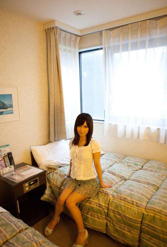 Sensually poses in Amber Light[20P]