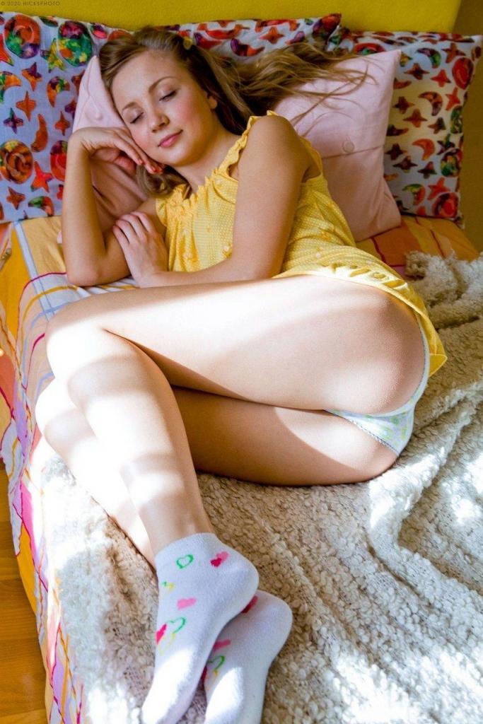 可愛的少女 Alice B 用玩具自慰前炫耀她的小逼逼[26P]