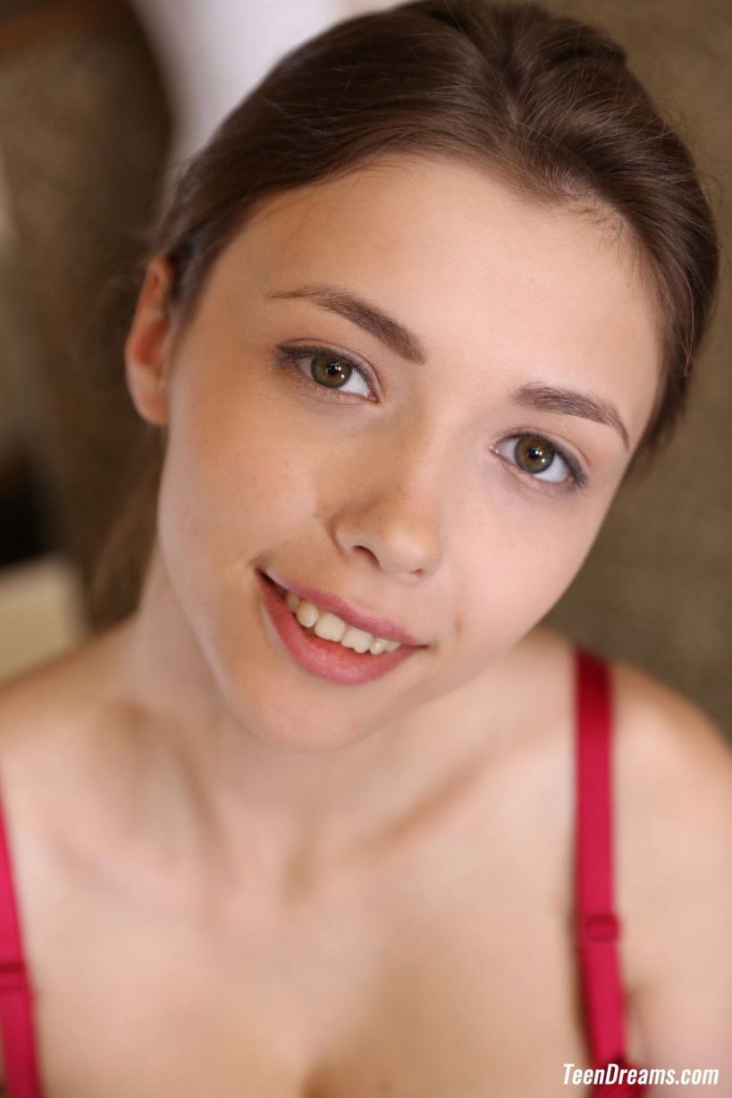 Young busty girl in red[20P]