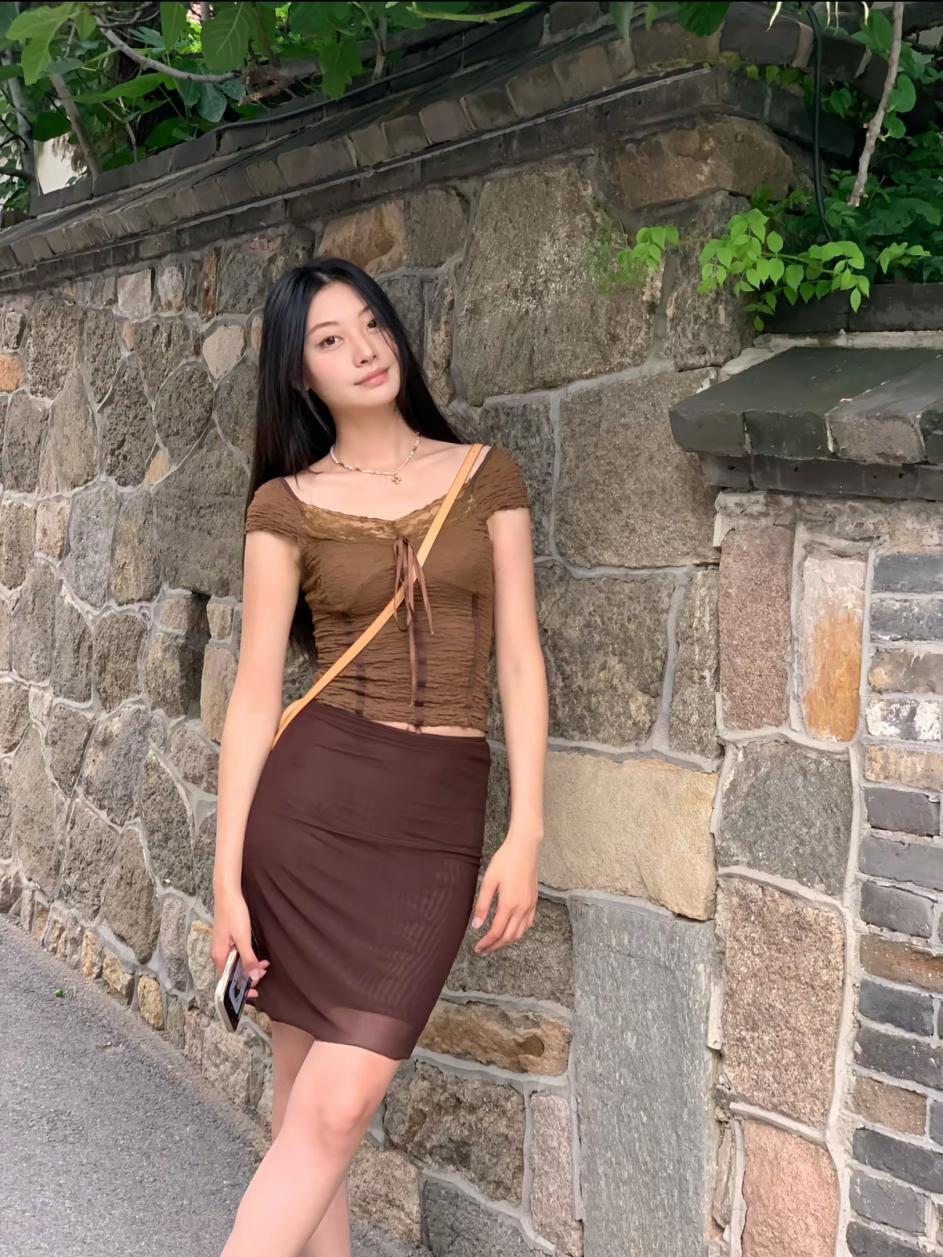 湖南長沙反差女「王思媛」約啪視頻曝光記錄了原始激情，更揭開都市美女的隱秘面紗。 白天優雅，夜晚浪蕩（8V）