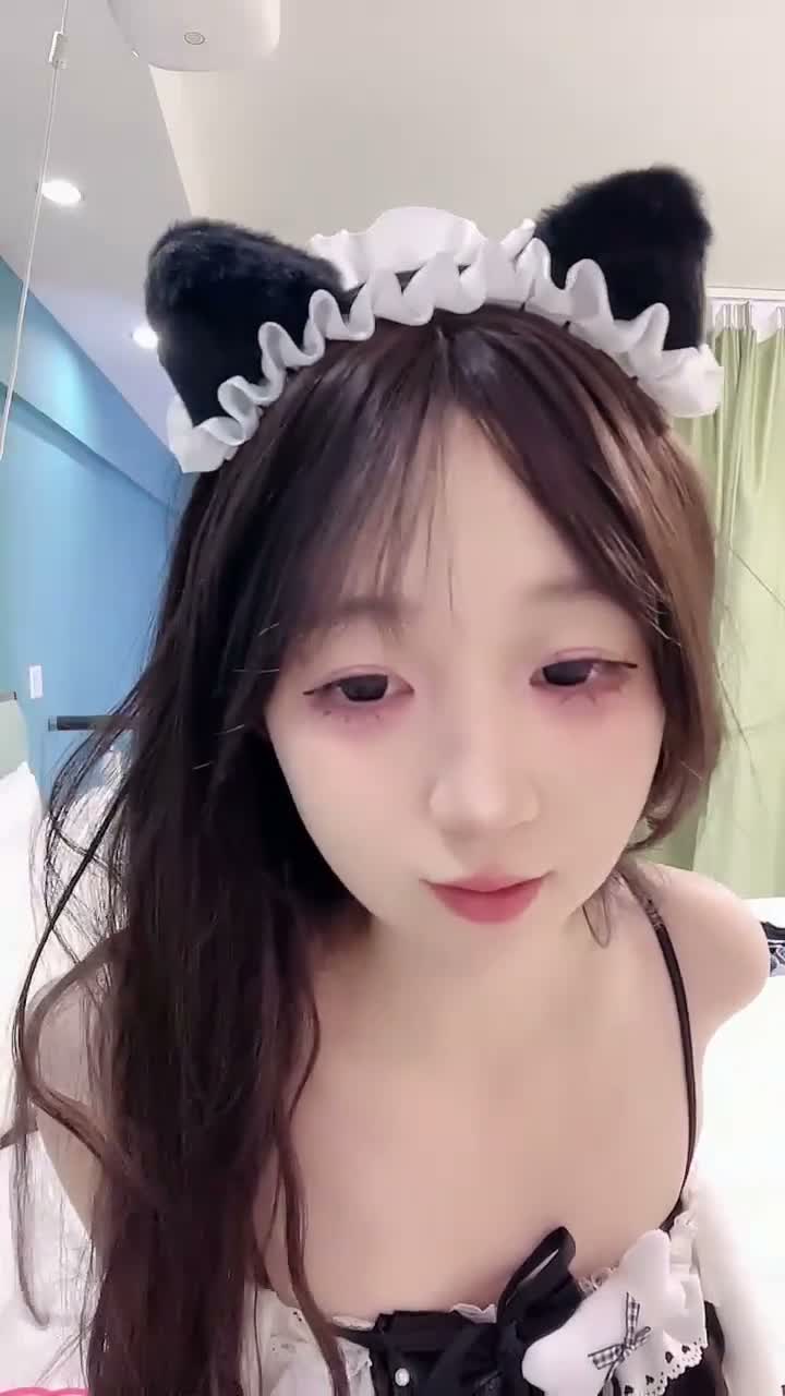 顏值有點逆天的洛麗塔超美 乖乖女蘿莉，旁邊躺著一個大哥，給哥口一個！