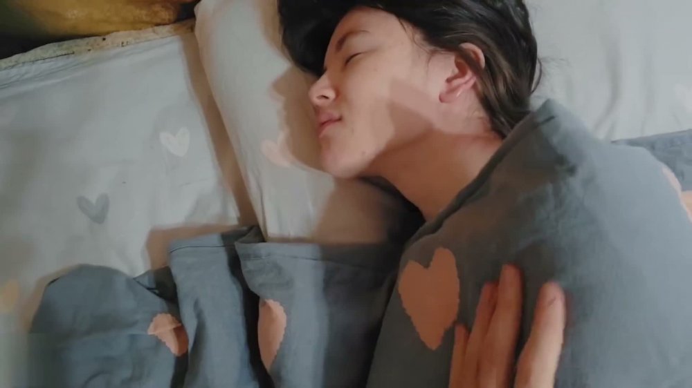 漂亮美眉 身材苗條小嬌乳早晨做愛是叫起床的最佳方式小女友從不介意 被大雞吧無套抽插無毛小穴