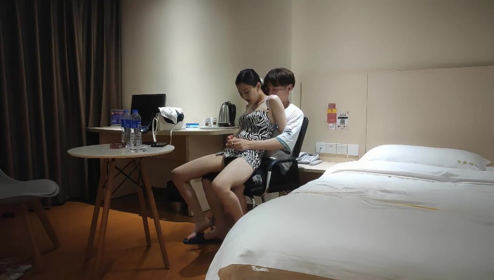 換口味了年輕妹子，斑紋吊帶裙翹著屁股口交，69姿勢上位騎乘，妹子喜歡後面插入猛烈撞擊