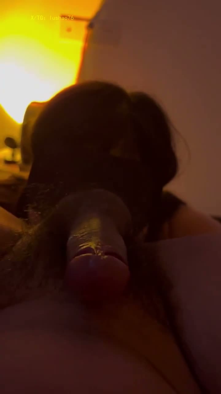 貴陽騷逼樓鳳，無套亂日，騷逼做愛和閨蜜打電話，還勸閨蜜下海