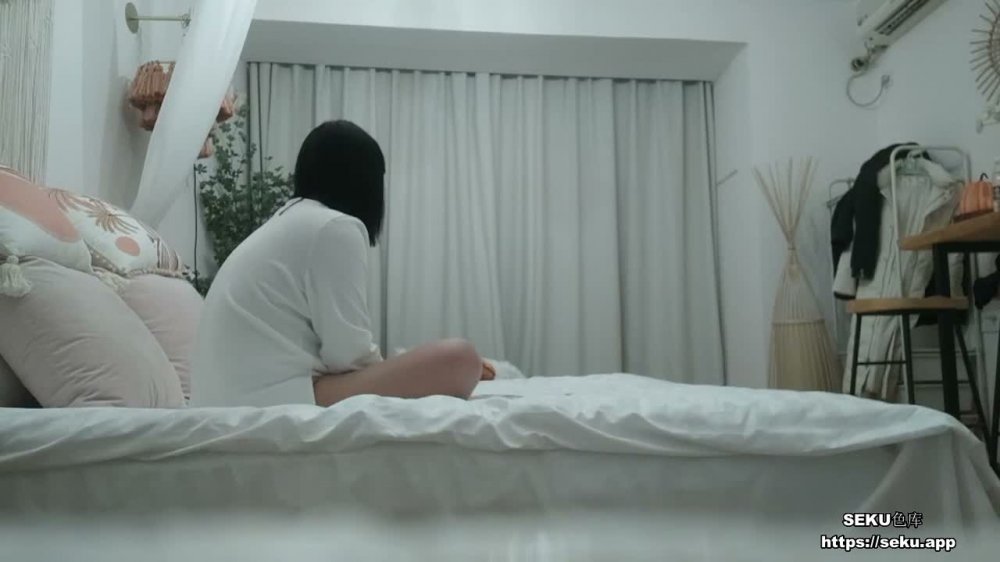 夫妻4P 啊啊好舒服 他戴套射不出來 你沒把人家搞爽 身材豐滿一人一個場面淫亂黑絲大姐性欲超強操完又被老公無套內射