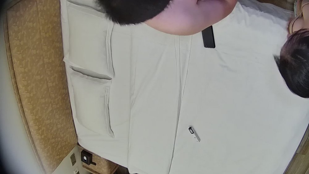 最新流出中午入住的顏值美女穿著小黑襪張腿露出小黑穴挨叼男友兩下就射了看片擼硬雞巴繼續第二炮