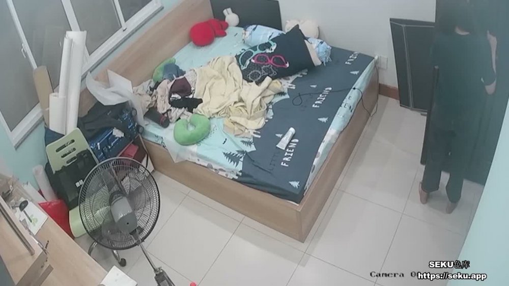 居家攝像頭破解高三學妹壓力挺大的洗完澡看著小黃片摳B自摸洩壓~1