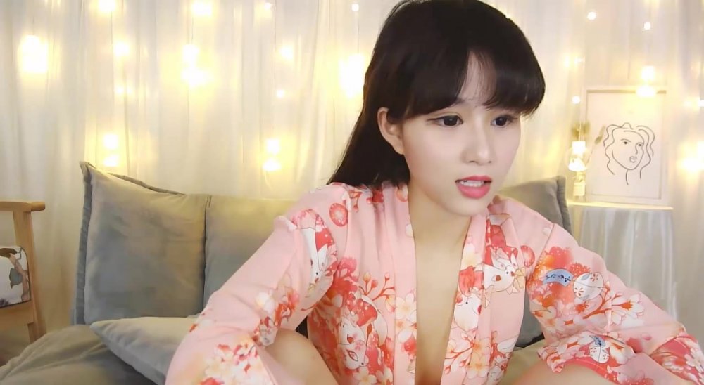 一位甜美微笑的亞洲女孩待在海裡，外貌不符，且非常猥褻 [MP4/885MB]