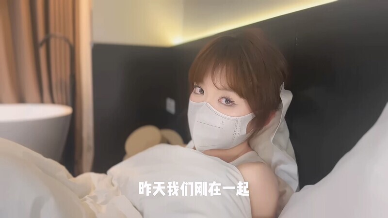 新女友則是極端對比，❤️滑順又滑順，深喉且渴望，持續不斷地深入插入。難怪她的陰毛如此濃密，慾望過於強烈——她不讓陰莖出來，結果被灼傷並射精
