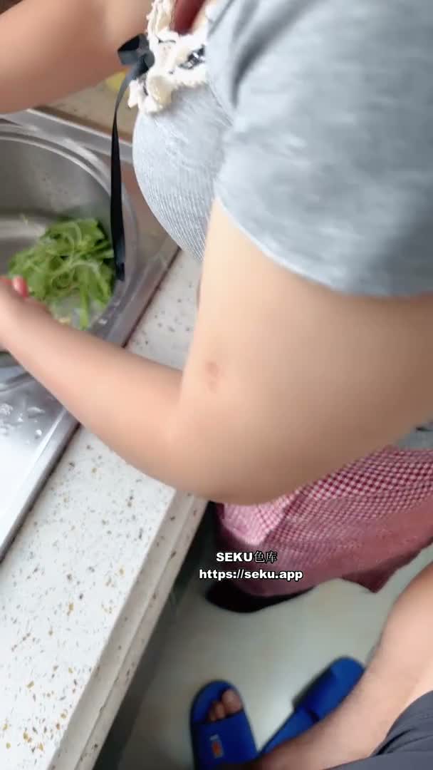 劇情表現：在廚房偷襲嫂子，半抗拒、半心半意地將大雞巴插入嫂子豐滿的陰道，從廚房到床上！