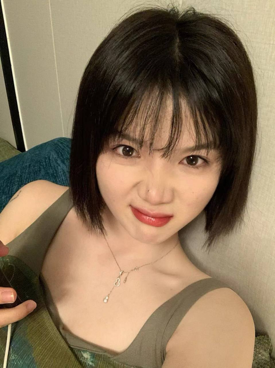 來自貴州六板水的美麗年輕女子，在家中與男友洩露了一段猥褻影片，露出臉並呻吟著享受（6V）[MP4/406MB]