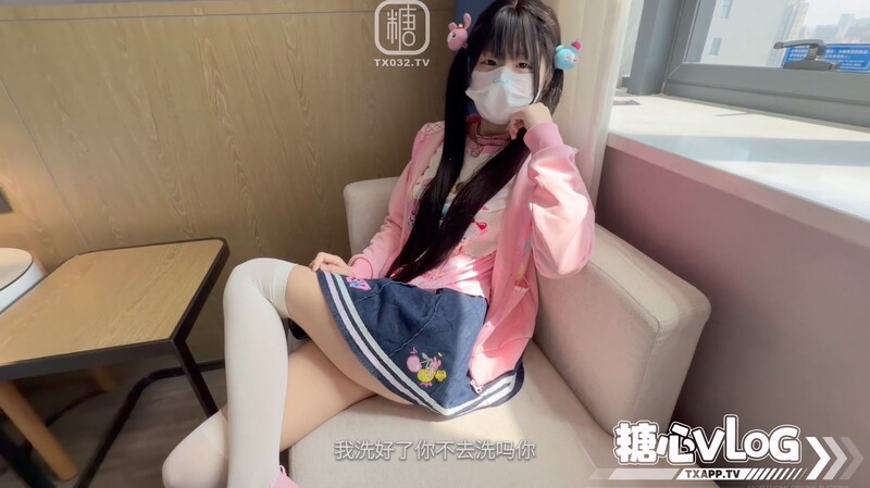 兄妹間的非法性行為：成癮的姊姊用她那甜蜜的陰部挑逗，並主動進行口交。可愛無毛陰部張開雙腿夾住陰莖，快速推動帶來無與倫比的快感高潮 [MP4/2.41G]
