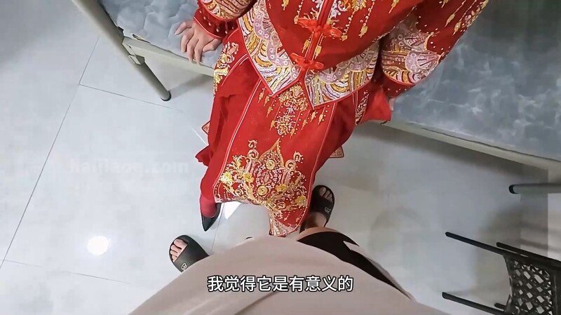 新婚夫婦穿著秀河和阿姨，婚禮之夜，女士打電話來關心她，正好在高潮前失控尿褲，陰莖從後面進入，彈跳的蜂蜜色臀部被猛烈撞擊並射內 [MP4/269MB]
