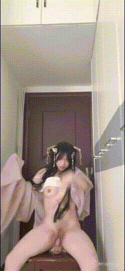 純粹的女學生小婊子接受師父的訓練任務，臉和陰部同框，紫薇裸露並尿尿（12V）[MP4/520MB]