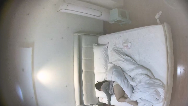 4-25 飯店隱藏攝影機：胖女孩主動把陰莖從女孩身上拿走，玩弄性感緞帶和束縛，用華麗的方式綁起來