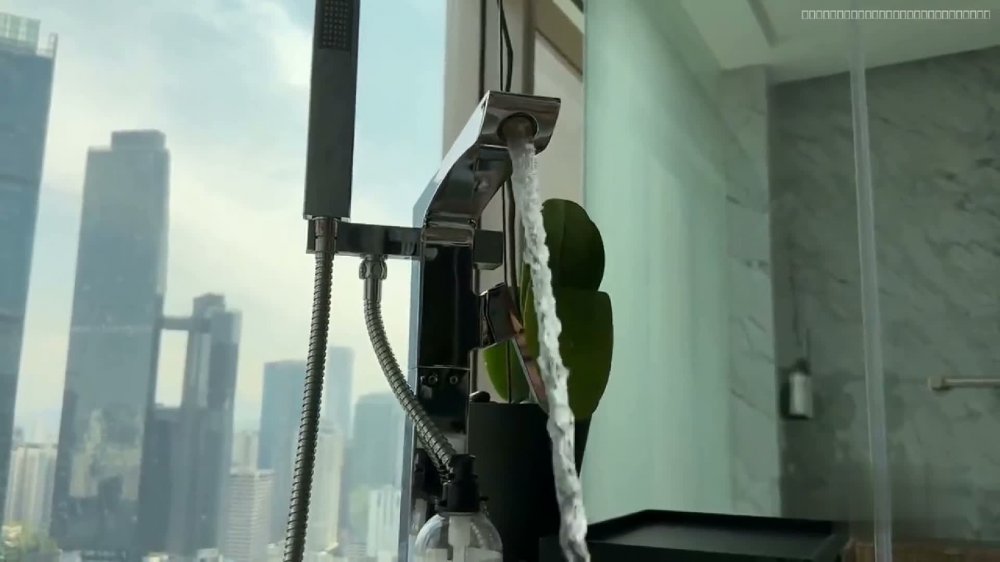 結實且美麗的胸神艾熙在馬來西亞一家旅遊飯店的按摩浴缸裡，面向雙子塔，與她的守護神父親發生性關係