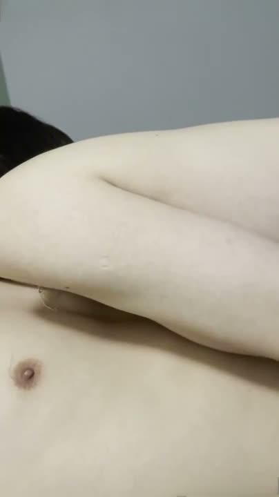 煙台，山東，175公分，與一個對比鮮明的小婊子，在飯店服務一位顧客爸爸，張開她那蕩蕩的陰部做愛！
