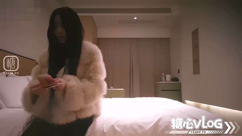 隔壁的老頂尖學生——一個在細枝上結出果實的大一高三學生。她捧杯後來飯店約會。年輕、美麗，腰身柔韌，胸部挺翹