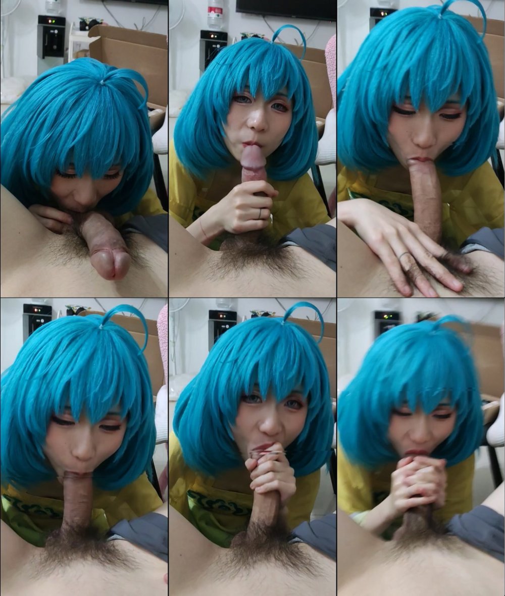 一位穿著格子裙的長髮女學生跪在床上進行對比鮮明的口交，頭壓著，大陰莖深深地被吞入，口水乾涸，呻吟著「舔好......」 你厭倦了說話嗎？