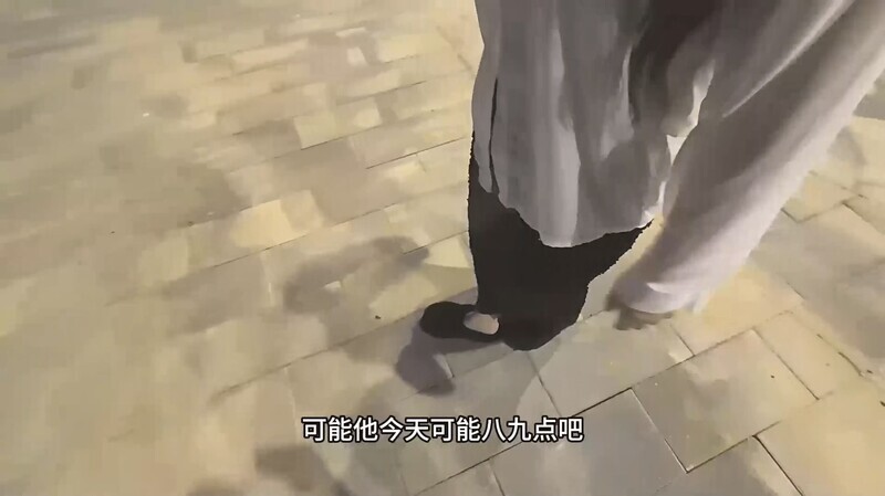 在社區裡，我阿姨❤️的愛情故事被人群車手淫，一群孩子發現她的快感難以忍受，同時穿透並揉捏她的陰蒂，然後射精並不停地滴著精液