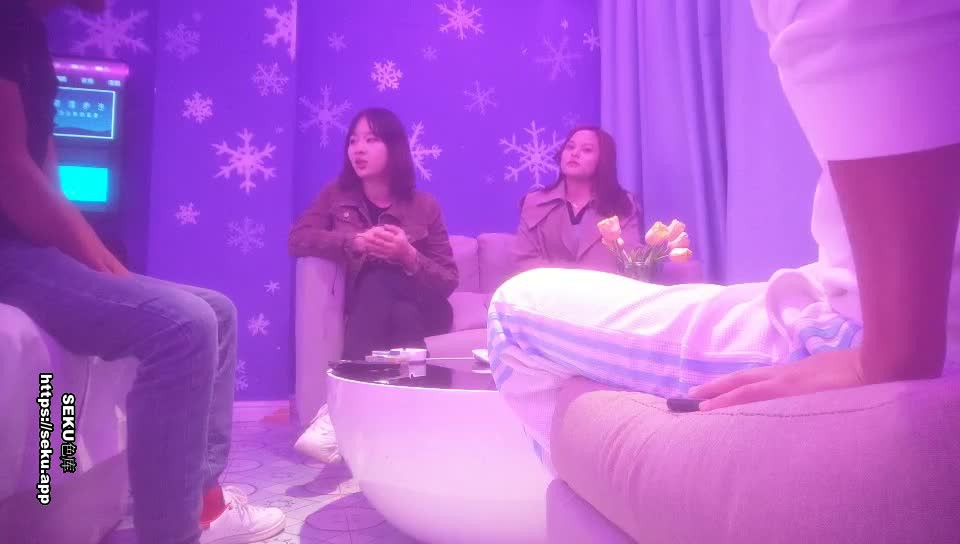 換妻俱樂部洩露：兩位年輕男子帶著美麗的女友到飯店玩換妻遊戲，69 性愛~1