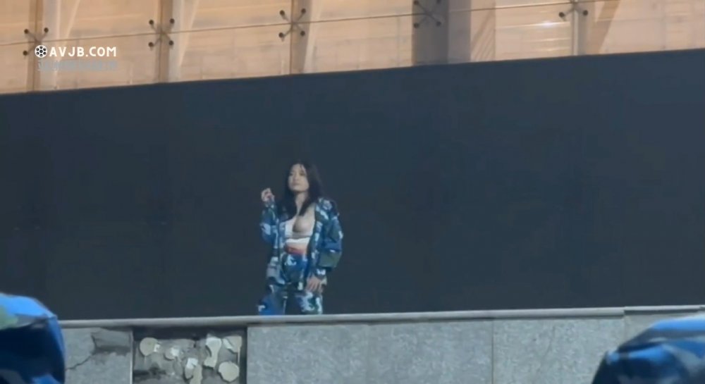 在網路上爆紅！ 成千上萬的人都為此瘋狂！ 西北民族大學女練習生以巨乳表演，完整版公開！ 從整個網路多角度呈現的最全面版本！