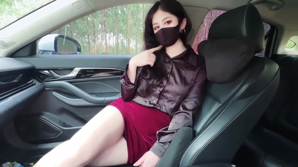 [可愛小孩] 戶外車內性愛，冷酷女老闆全裸，圓圓的大屁股要求要雞巴，打開車門被狠狠地插入陰道，精液流出