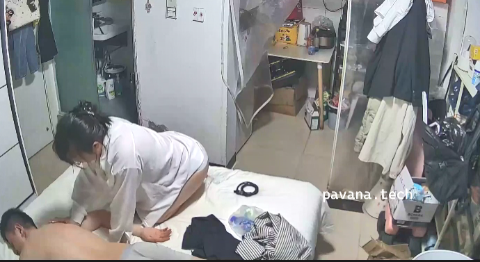 6-12 家庭監視攝影機秘密拍攝一對年輕情侶的日常生活。一位穿著內衣的年輕已婚婦女搖動胸部，每當她興奮時就發生性行為
