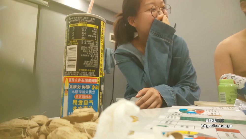 換妻俱樂部洩露：三對情侶在飯店玩換妻遊戲，滿滿美食美酒，美女穿著黑色絲襪，一場瘋狂的6P混亂對決開始~1