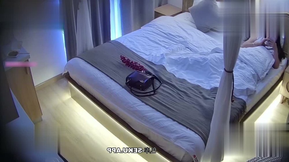 飯店秘密拍攝傑作：豐滿的女學生忍不住看影片，手指插入洞口，熱情自慰，從專注到臉紅再到高潮——完全瘋狂！