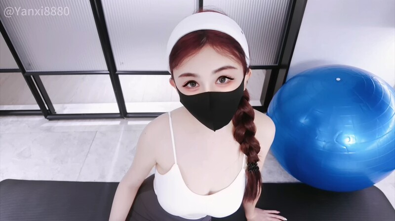 誘惑阿姨慾望濃烈的陰道誘惑，緊緻的瑜伽褲襠打開，濕潤的白虎穴，緊緊包裹在騎乘姿勢的果汁中，高潮內射入那小蕩婦陰道 [MP4/2.59G]