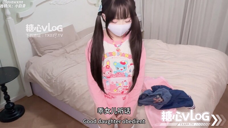 [蘿莉女孩] 小辛娜的陰莖懲罰著她慾望的女兒，輕輕調整她蜂蜜汁般的陰道，讓她粉紅緊緻，騎乘姿勢握著並推動，沒有無毛的陰道流出並射出柔嫩的酮體