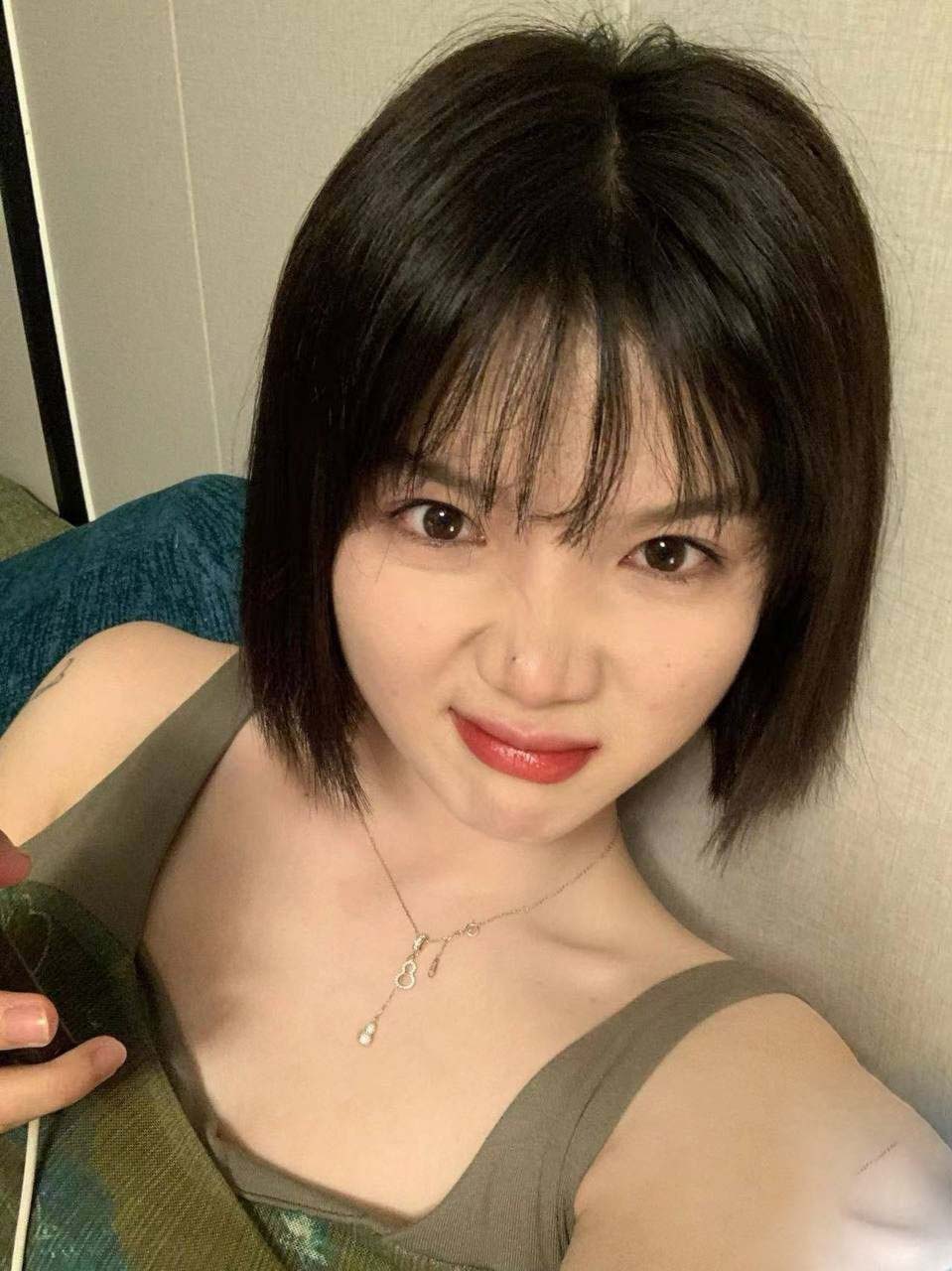 來自貴州六板水的美麗年輕女子，在家中與男友在家中外洩了一段露骨影片，露出她的臉並呻吟著享受（7V）