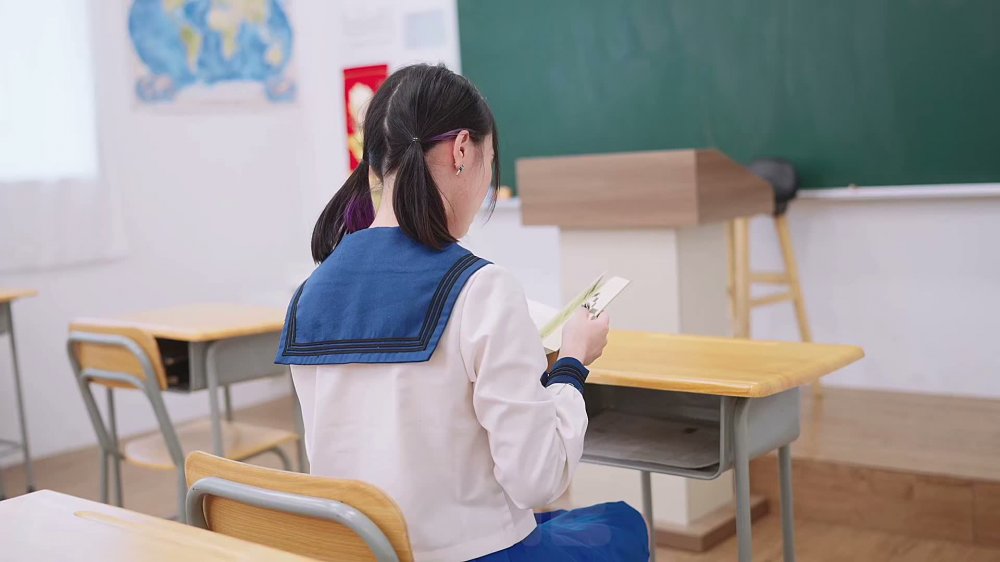 頂尖對比鮮明的純美翟翟強勢回歸訓練！ 這位M型婊子高三被一位高三發現，喜歡在網路上性感，第一天就成了性玩具