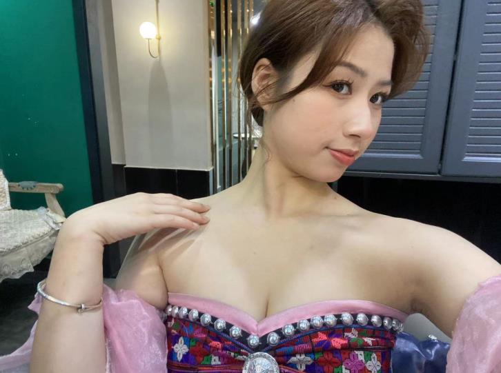 甜美純真的美，展現民族風格無肩帶優雅自拍，瞬間變成夜晚三人行的性愛場景！ 單手握持強烈對比度（10V）