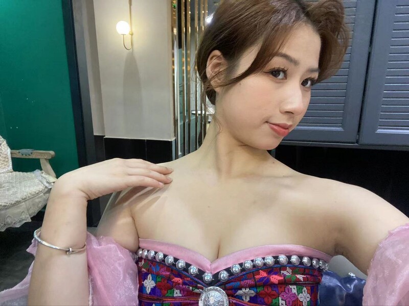 甜美純真的美人搭配民族風格的無肩帶優雅自拍，瞬間變成夜晚的三人行性愛！ 雙手握著美麗的對比