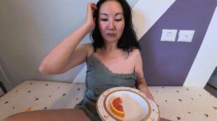 成熟年長女性，豐滿69歲，吃雞肉舔陰部，與年輕情人激情性愛，無毛豐滿陰部的原始內射 [MP4/689MB]
