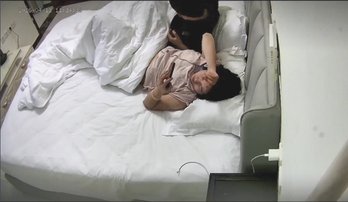 4-11 飯店隱藏攝影機：男子像隻狗一樣撲向年輕女子的大胸部並咬住。咬完後，她又操弄她的腿，甚至射內射