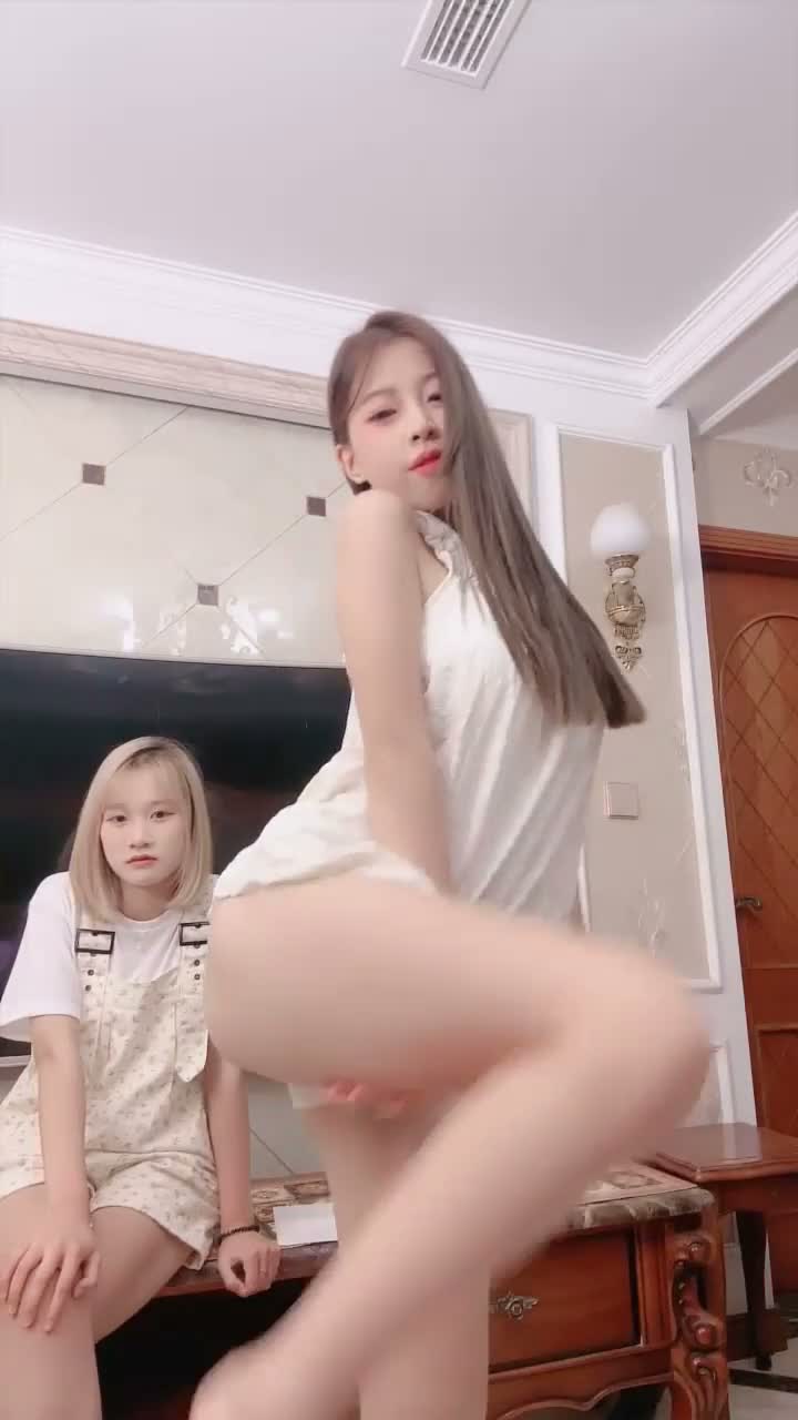 一場史詩級的狂歡派對！ 五位年齡介於18至19歲的超年輕女孩，各自擁有獨特的魅力。兩位全新且溫柔的美人，以及一位甜美迷人的美人