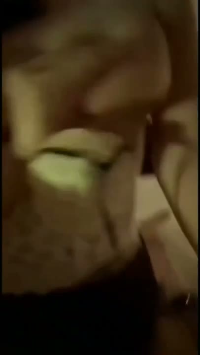 一位優雅、正直的年輕妻子，胸部豐滿且容貌美麗，正值狼一般的壯年，熱愛性愛，騎馬時身體搖擺不定！