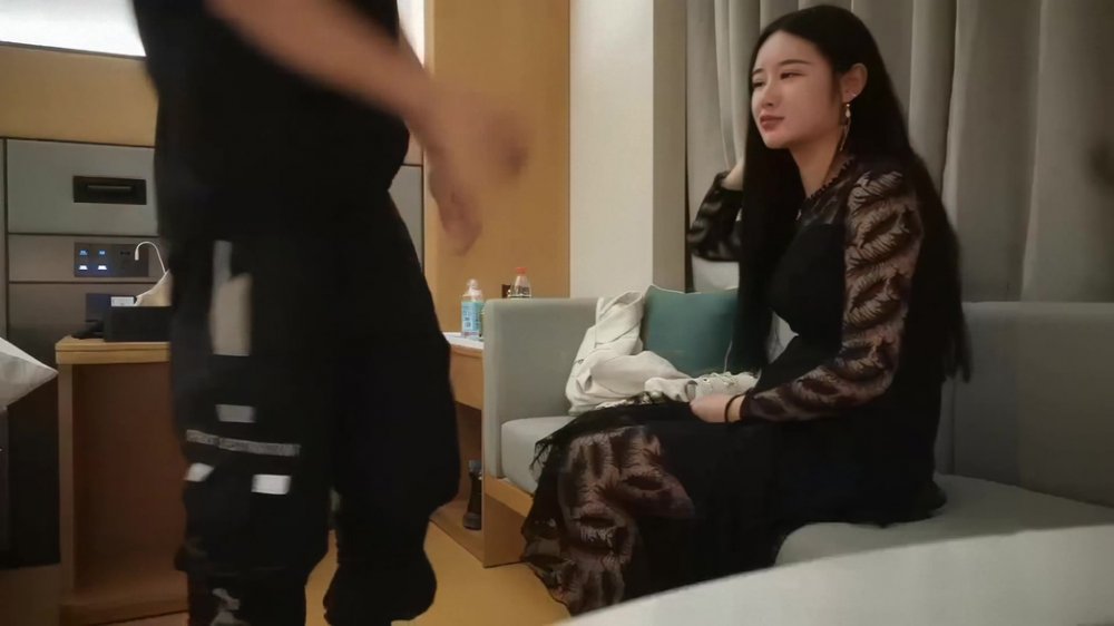 穿著黑色洋裝的性感長腿女孩進行性愛、法式接吻、互相觸碰、調情、、騎乘與側門、激烈性愛 [MP4/1000MB]