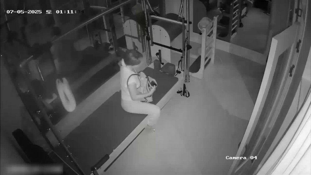 駭客駭入監視攝影機，並秘密拍攝一名健身房瑜伽教練和一名戴眼鏡男子在訓練床上做愛的畫面