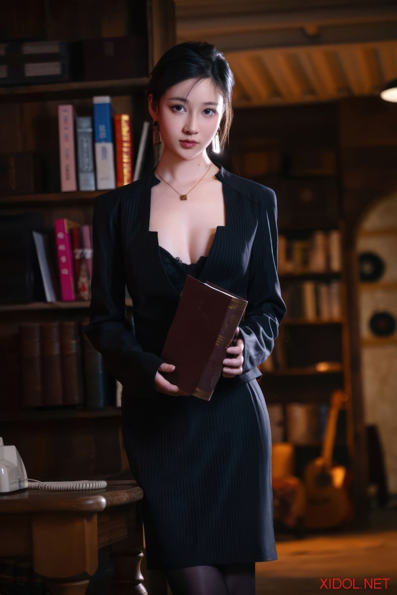 [Cosplay] 年年Nnian – 麻辣女教师