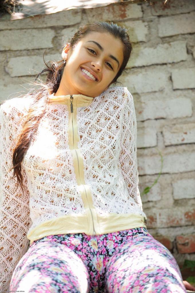Indian_teen_spreads_her_hairy_pussy_before_letting_her_hair_down[20P]