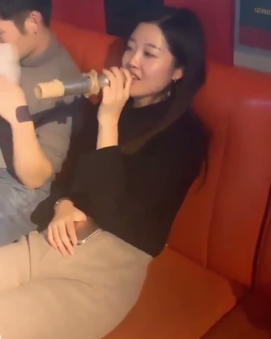 王雅琪，來自貴州碧界的優雅美人，在KTV團隊建設後被同事帶到飯店進行狂野性愛，她那的呻吟聲形成極端對比！