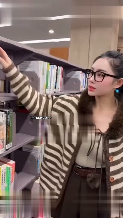 Xi Mengyao 最新作品《Top Internet》：在圖書館前翻開性書，爬到桌底深喉男友，然後被從後方射內射