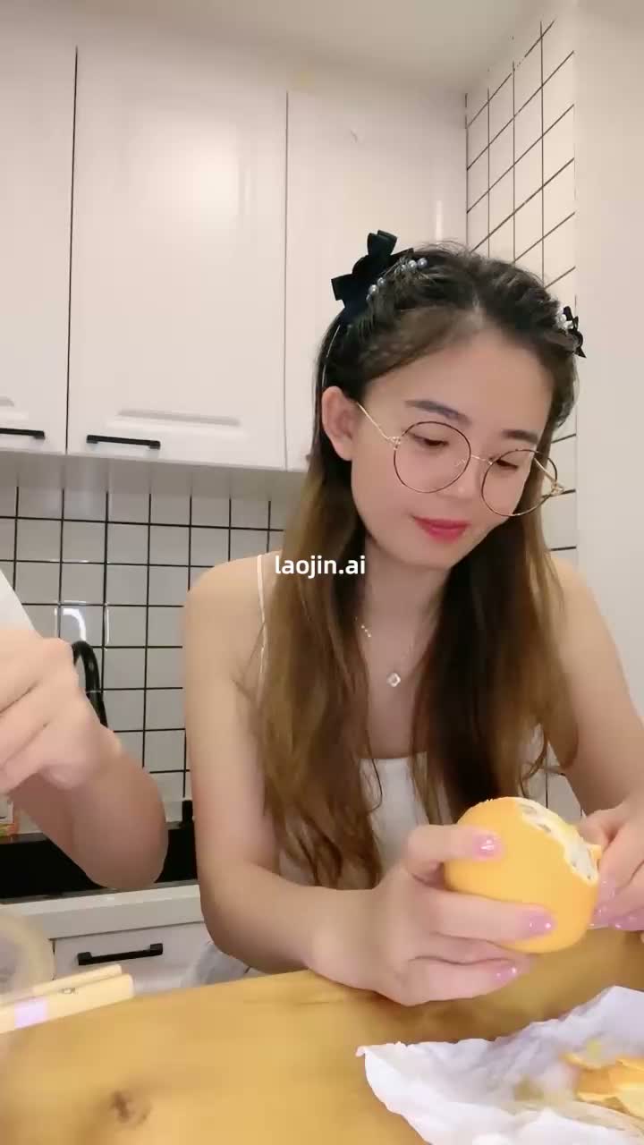 最新：一位真正體面的已婚女性，一位年輕已婚女性，慾望未被滿足，在家做愛，邊吃邊法式接吻，戴眼鏡的女孩形成鮮明對比